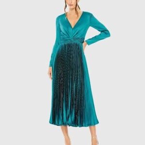 NWT Mac Duggal - Blue Pleated Long Sleeve V-Neck Dress